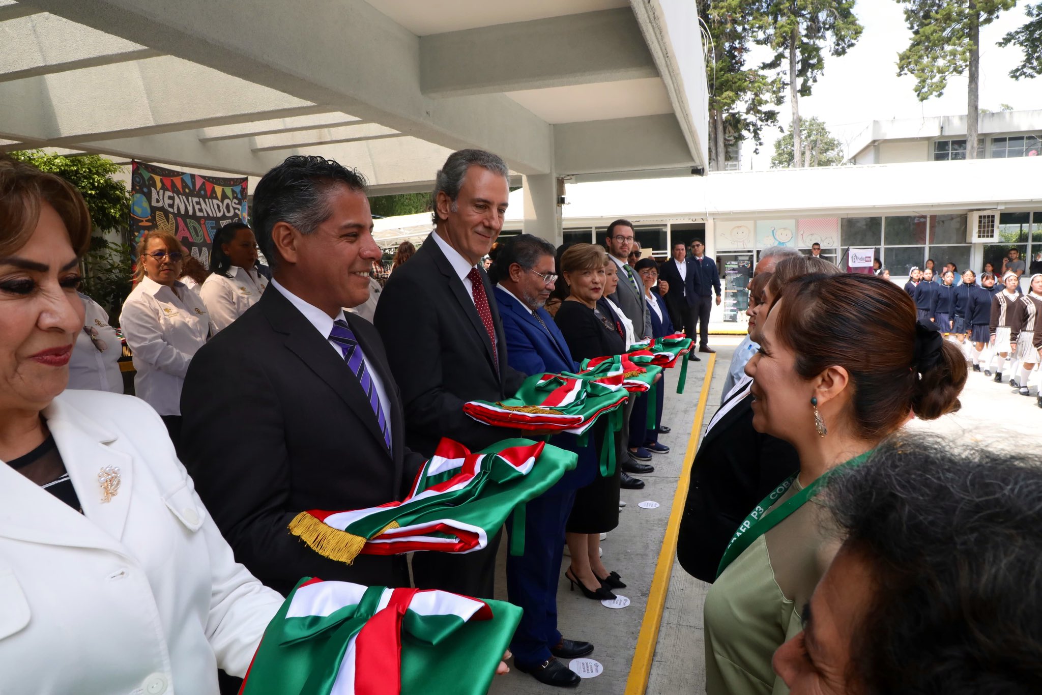 Escuelas de Puebla reciben banderas